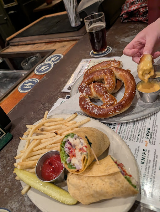 Photo Flying Saucer Draught Emporium - 17