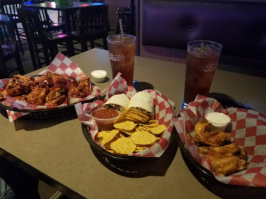 Photo Jerseys Gameday Grill - 17