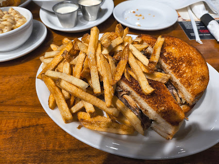 Photo Live Edge Bar Grill - 5
