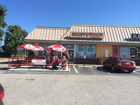 Photo Snoopy's Hot Dogs & More - 0