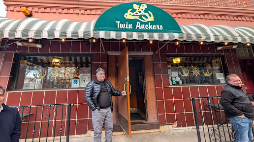 Photo Twin Anchors Restaurant & Tavern - 5